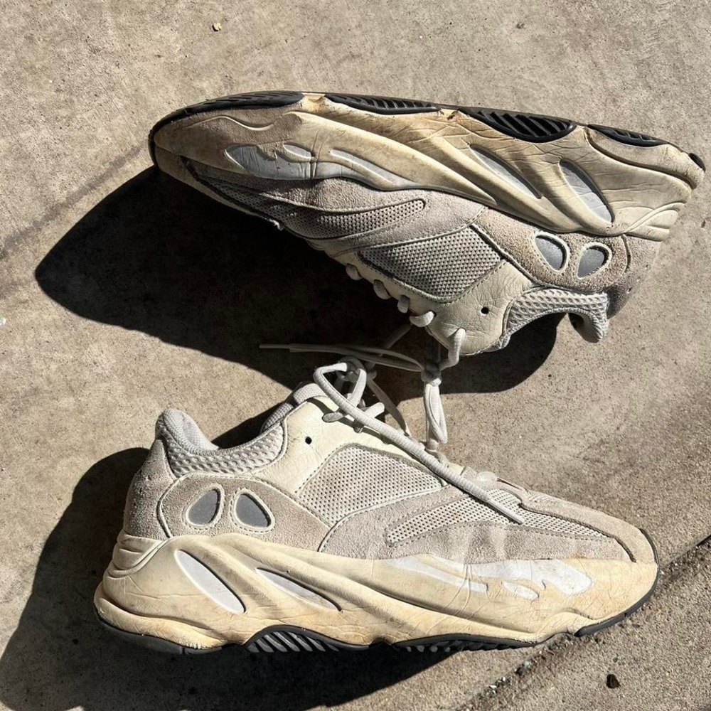 Yeezy 700 v2 Cream size 10